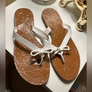 Kate Spade Flip flops size 8 1/2. Good condition.